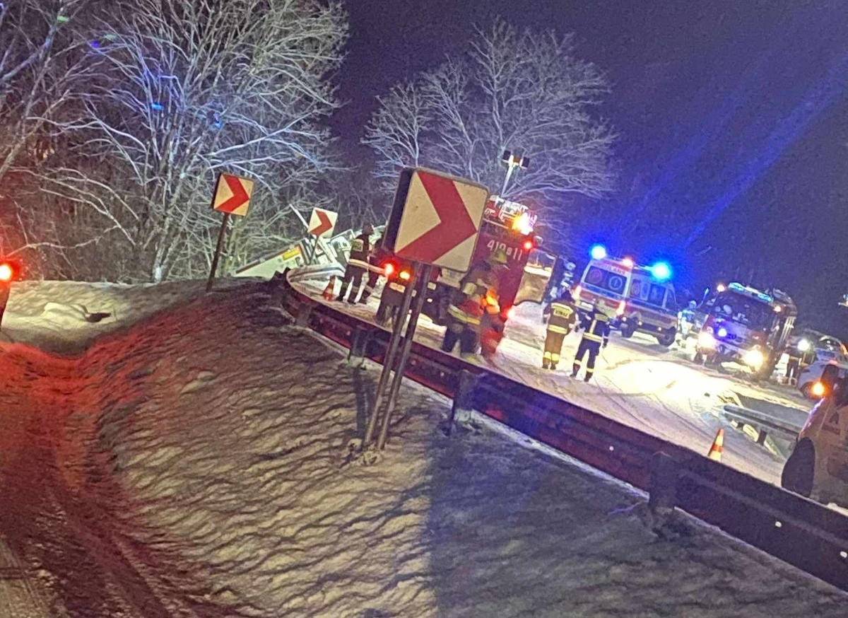 Bardzo trudne warunki panowały w sobotę na drogach Podkarpacia. W Domaradzu ciężarówka wypadła z drogi, przebiła bariery ochronne i zawisła na skarpie. Jedna osoba była uwięziona w środku pojazdu.