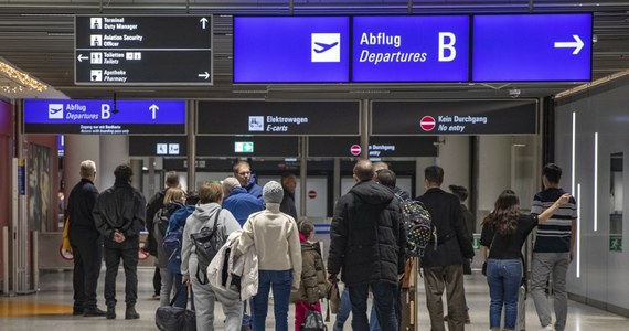 Awaria systemów komputerowych służących do kontroli osób wjeżdżających do kraju spowodowała w piątek opóźnienia na wielu lotniskach w Niemczech. Według MSW nie ma dowodów, aby przyczyną usterki był atak hakerski lub "inny incydent związany z cyberbezpieczeństwem" - podała w sobotę agencja dpa.