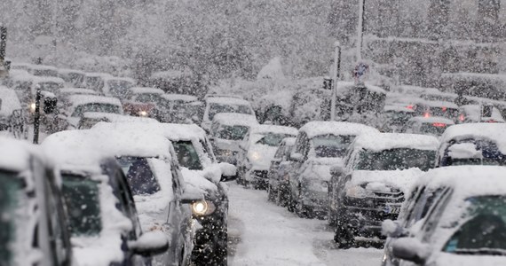 Kilka kilometrów miały w sobotę korki na granicy z Niemcami: na przejściu w Jędrzychowicach koło Zgorzelca na Dolnym Śląsku, w Olszynie czy Świecku w Lubuskiem. Jak informowali nas słuchacze RMF FM, zarówno osobówki, jak i samochody ciężarowe stały kilka godzin. Powodem były kontrole graniczne, ale nie tylko. Trwają powroty, ponieważ wielu Polaków wydłużyło sobie święta aż do tego styczniowego długiego weekendu.