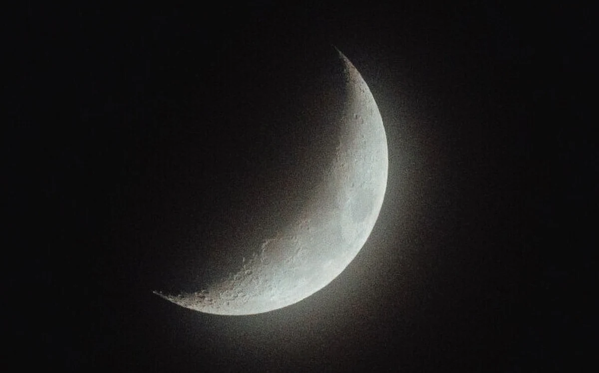 Rok 2025 rozpoczął się od niezwykłego zjawiska. W sobotę po godz. 18 na niebie widoczne było zakrycie Saturna przez Księżyc. Kolejna taka sytuacja powtórzy się dopiero za 15 lat.