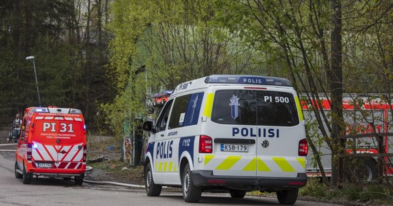 ​Cztery osoby w wieku 17-19 lat zginęły w wypadku samochodowym pod Helsinkami. Auto, którym się przemieszczali, przebiło bariery drewnianego mostu i wpadło do rzeki.