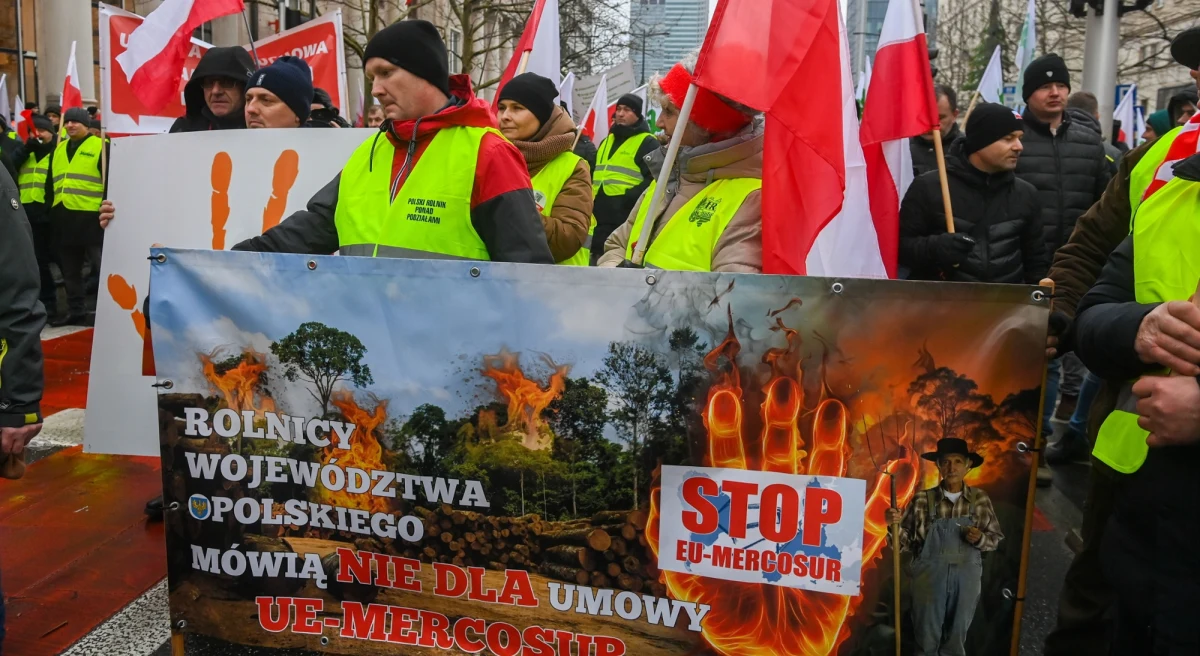 ​Do przyjęcia umowy z blokiem Mercosur - oprotestowywanej przez rolników w Polsce - jeszcze długa droga - poinformowała brukselska korespondentka RMF FM Katarzyna Szymańska-Borginon. "Samo tłumaczenie tekstu umowy zajmie od 4 do 6 miesięcy" - powiedział naszej dziennikarce unijny dyplomata.