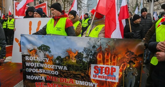 ​Do przyjęcia umowy z blokiem Mercosur - oprotestowywanej przez rolników w Polsce - jeszcze długa droga - poinformowała brukselska korespondentka RMF FM Katarzyna Szymańska-Borginon. "Samo tłumaczenie tekstu umowy zajmie od 4 do 6 miesięcy" - powiedział naszej dziennikarce unijny dyplomata.