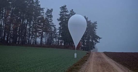 ​Policjanci z Ełku na Mazurach sprawdzają pochodzenie balonu, który został znaleziony w lesie niedaleko miejscowości Prostki. To prawdopodobnie urządzenie meteorologiczne, które nadleciało z obwodu królewieckiego w Rosji.