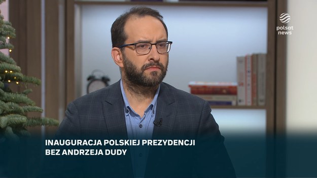 - Prezydent strzela focha i jedzie na narty. To jest żenujące - ocenił w programie "Śniadanie Rymanowskiego" Robert Kropiwnicki z PO, odnosząc się do nieobecności Andrzeja Dudy podczas inauguracji polskiej prezydencji w UE. Radosław Fogiel z PiS zarzucił z kolei szefowi rządu, że jest "internetowym trollem", który "próbuje zawsze komuś wbić szpilę", odnosząc się do jego internetowego wpisu. Premier Donald Tusk odniósł na platformie X się do nieobecność Andrzeja Dudy podczas inauguracji polskiej prezydencji w UE. "A można było od razu powiedzieć, tak po ludzku, każdy by zrozumiał. Bezpiecznego szusowania" - dodał, sugerując, że głowa państwa postawił jazdę na narach ponad obecność na uroczystości. Polsat News jako pierwszy ustalił, że Dudy zabraknie podczas ceremonii w Teatrze Wielkim w Warszawie. Stanisław Żaryn z Kancelarii Prezydenta RP słowa Tuska nazwał "manipulacją". - Z tego co wiemy, (Andrzej Duda - red.) informował od samego początku, że nie będzie obecny na inauguracji. (...) To jest decyzja pana prezydenta, jak układa sobie kalendarz - dodał. Żaryn odniósł się do wpisu prezydenckiego ministra Macina Mastalerka i zgodził się ze stwierdzeniem, że rząd sam obniżył rangę polskiej prezydencji rezygnując z nieformalnego szczytu UE. - To jest wydarzenie bez precedensu i niestety realnie obniża polską możliwość wpływu na unijną agendę - mówił. Zdaniem wicemarszałka Sejmu Piotra Zgorzelskiego prezydentowi zależało na tym, aby "rola głowy państwa w tej prezydencji była większa niż do tej pory przewidywały unormowania prawne". Polityk PSL zdradził też, że podczas inauguracji było miejsce na przemówienie Andrzeja Dudy. - Wiem to ponieważ rozmawiałem z osobą, która odpowiada za prezydencję z panią minister Magdaleną Sobkowiak, która mówiła, że do pana prezydenta zostało wystosowane zaproszenie, własnoręcznie podpisane przez premiera - mówił Zgorzelski.