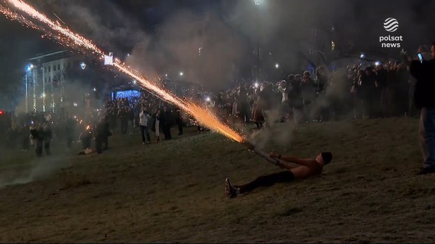 Strzelali fajerwerkami w przechodniów. Policja zatrzymała kilkoro nastolatków w wieku od 13 do 15 stu lat. To oni w sylwestrową noc przed jedną z łódzkich kamienic w mieście celowali fajerwerkami w ludzi. Sprawę badają prokuratura i sąd rodzinny. Dla ''Wydarzeń'' Wojciech Gaweł.