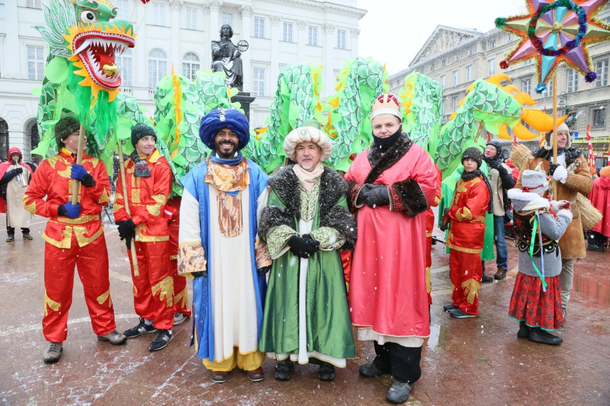 "Kłaniajcie się, królowie!" to hasło Orszaków Trzech Króli, które w poniedziałek przejdą ulicami 905 miast w kraju i za granicą. W tym roku przygotowano 600 tys. koron i 170 tys. śpiewników z kolędami – powiedział przewodniczący Fundacji Orszak Trzech Króli - Piotr Giertych.