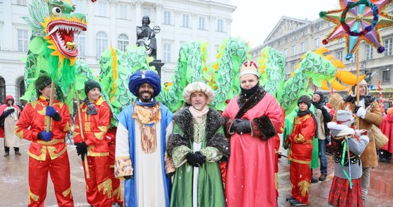 "Kłaniajcie się, królowie!" to hasło Orszaków Trzech Króli, które w poniedziałek przejdą ulicami 905 miast w kraju i za granicą. W tym roku przygotowano 600 tys. koron i 170 tys. śpiewników z kolędami – powiedział przewodniczący Fundacji Orszak Trzech Króli - Piotr Giertych.