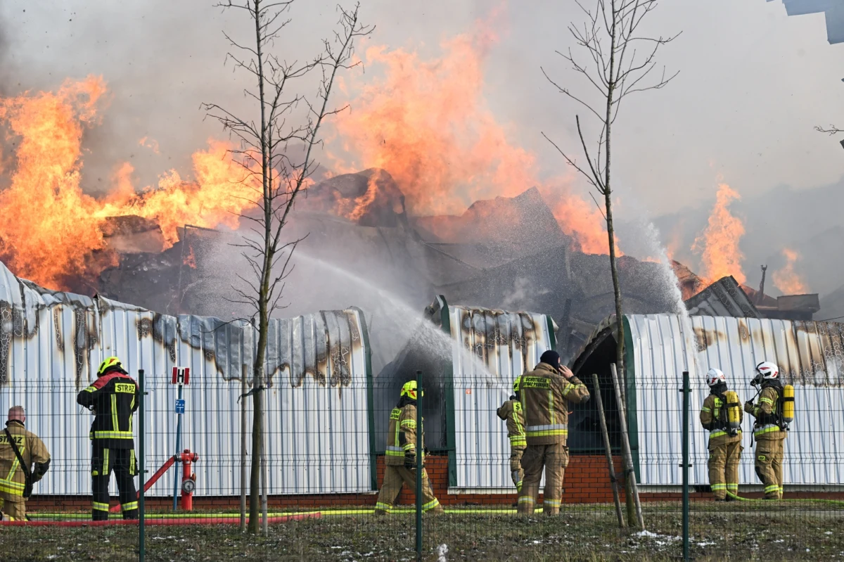 Ogień już się nie rozprzestenia - został opanowany, ale strażacy dogaszają pożar zakładu produkującego papier w Bydgoszczy w Kujawsko-Pomorskiem. Jak wynika z informacji RMF FM, na miejscu wciąż pracuje 17 zastępów straży pożarnej. W niedzielę strażacy uchronili przed płomieniami pozostałe budynki na terenie zakładu. Nie spłonęły żadne materiały, których spalanie mogłoby zagrażać zdrowiu mieszkańców.