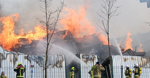 Ogień już się nie rozprzestenia - został opanowany, ale strażacy dogaszają pożar zakładu produkującego papier w Bydgoszczy w Kujawsko-Pomorskiem. Jak wynika z informacji RMF FM, na miejscu wciąż pracuje 17 zastępów straży pożarnej. W niedzielę strażacy uchronili przed płomieniami pozostałe budynki na terenie zakładu. Nie spłonęły żadne materiały, których spalanie mogłoby zagrażać zdrowiu mieszkańców.