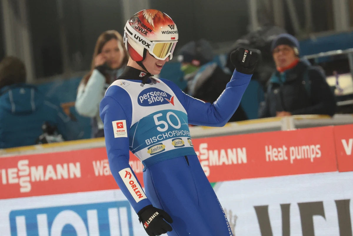 Czterech polskich skoczków uzyskało awans do poniedziałkowego konkursu Turnieju Czterech Skoczni w Bischofshofen. Coraz lepiej radzi sobie Paweł Wąsek, który zajął dziś wysokie 4. miejsce - ex aequo z Austriakiem Danielem Tschofenigiem. Zwyciężył Stefan Kraft.