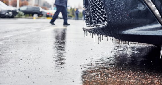 Kierowcy powinni być bardzo czujni. W niedzielę IMGW wydało ostrzeżenie I stopnia dotyczące marznących opadów deszczu na terenie całego kraju. Alerty w niektórych regionach będą obowiązywać do poniedziałku do godz. 16.