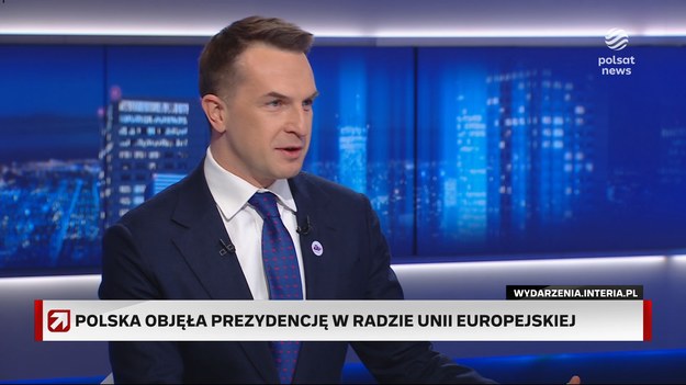 Jaki wyzwania stoją przed polską prezydencją w Unii Europejskiej? Jakich korzyści może spodziewać się Warszawa? Gościem Grzegorza Kępki był minister ds. UE Adam Szłapka. - Szczerze mówiąc było to zaskakujące. To jest jednak ważne wydarzenie i wydawałoby się, że jest ważniejsze, szczególnie jeśli stawiamy sobie priorytet, który jest najważniejszy dla Europy, Polski, czyli bezpieczeństwo - mówił Adam Szłapka, komentując nieobecność prezydenta Andrzeja Dudy na gali z okazji rozpoczęcia polskiej prezydencji w Unii Europejskiej. - Wybrał narty, świadczy to o nim, jego środowisku - dodał minister ds. UE. - Prezydent uznał, co jest dla niego ważne. Dla polskiej prezydencji ważne jest bezpieczeństwo. Dla Prezydenta Rzeczypospolitej Polskiej ważne są narty. Odliczamy dni, na szczęście ta prezydentura kończy się 6 sierpnia - wskazał dalej Szłapka. - Czasem jest tak, że ktoś przypadkiem uzyskuje jakąś funkcję i do niej dorasta. W tym przypadku to nie nastąpiło - podkreślił minister. Grzegorz Kępka zapytał o doniesienia radia RMF, z których wynika, że rząd zrezygnował z szczytu unijnych przywódców w Polsce, by pozbawić prezydenta roli gospodarza na takim spotkaniu. - Rozumiem, że środowisko Prawa i Sprawiedliwości to jednak gigantyczną kompromitację próbuje ukryć w jakichś informacjach - odparł Szłapka, nawiązując do nieobecności Dudy na gali. - Jeśli chodzi o szczyt, niezależnie od tego, co mówią politycy PiS, gospodarzem każdego, formalnego bądź nieformalnego szczytu Rady Europejskiej jest przewodniczący rady. (...) Zwoływanie i organizowanie szczytu jest kompetencją wyłączenie przewodniczącego Rady Europejskiej - stwierdził dalej minister. Dodał też, że to, w jakim miejscu odbywa się szczyt "nie ma kompletnie żadnego znaczenia". - Najważniejsze jest to, co jest na tym szczycie w porządku obrad i kto narzuca jego agendę - komentował Szłapka.