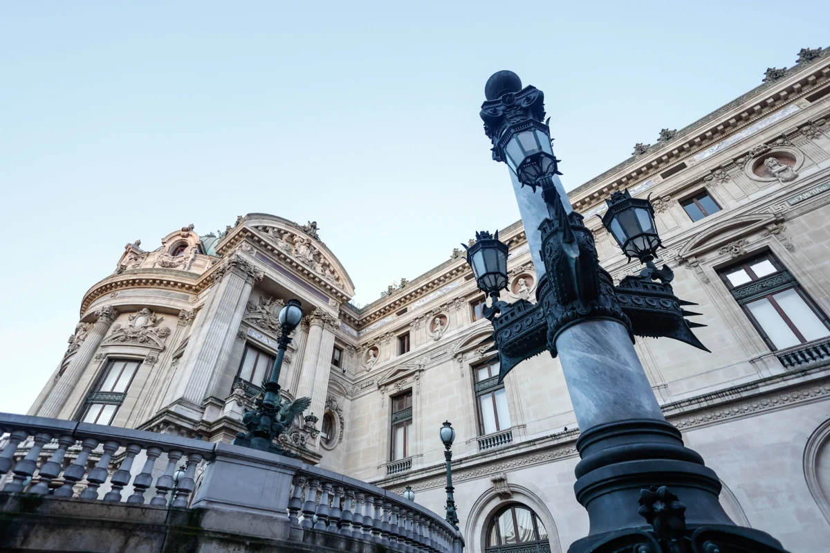 Jeden z najbardziej znanych na świecie paryskich zabytków obchodzi dzisiaj 150. rocznicę swego powstania. Chodzi o pełen przepychu XIX-wieczny gmach Opery Garniera, który został zbudowany w centrum francuskiej stolicy po nieudanym zamachu na życie cesarza Napoleona III.
