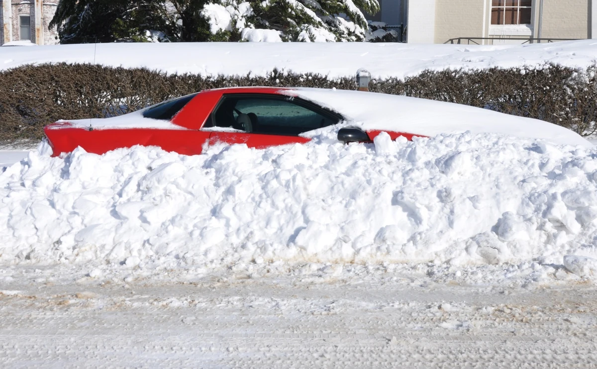 Ostrzeżenie przed obfitymi opadami śniegu i niebezpiecznym oblodzeniem skierowane zostało do ponad 60 mln mieszkańców 30 stanów USA. W niedzielę 80 tys. odbiorców pozbawionych było dostaw prądu.