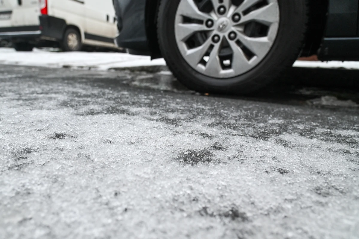 Instytut Meteorologii i Gospodarki Wodnej przedłużył ważność ostrzeżeń pierwszego stopnia przed marznącymi opadami. Na krańcach południowych Polski i nad morzem do wtorkowego poranka obowiązują też alerty przed silnym wiatrem.