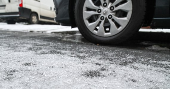 Instytut Meteorologii i Gospodarki Wodnej przedłużył ważność ostrzeżeń pierwszego stopnia przed marznącymi opadami. Na krańcach południowych Polski i nad morzem do wtorkowego poranka obowiązują też alerty przed silnym wiatrem.