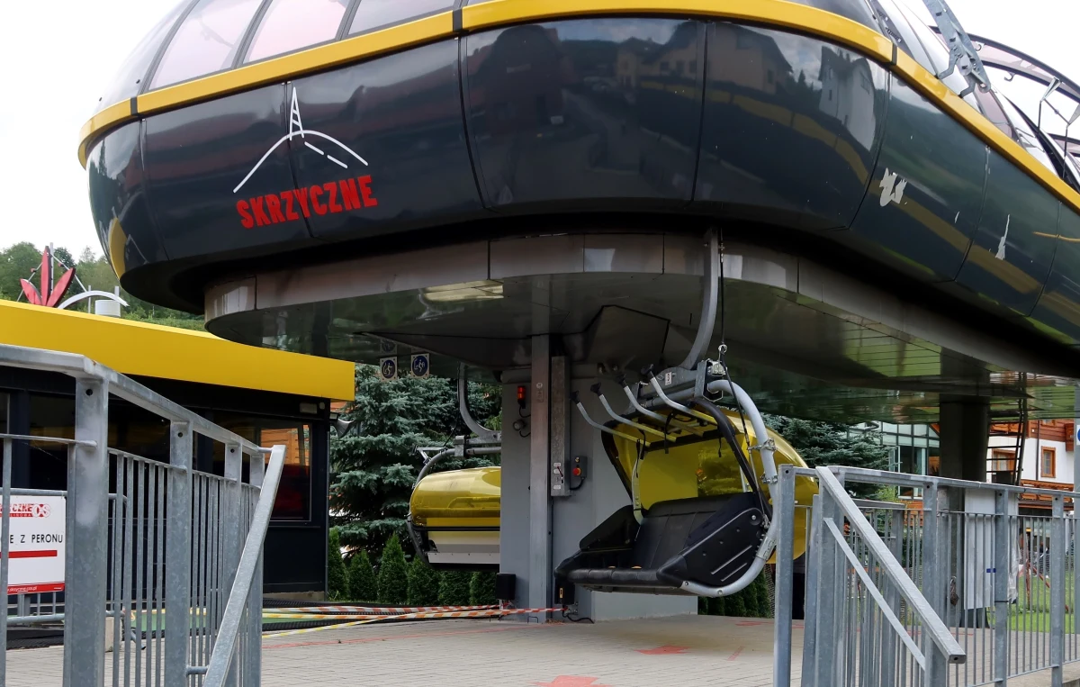 ​Z powodu silnego wiatru wstrzymane zostało w poniedziałkowe przedpołudnie kursowanie kanapowych wyciągów w Szczyrku: na Skrzyczne z Dolin oraz z Jaworzyny, a także gondoli na Halę Skrzyczeńską i wyciągu z Hali Skrzyczeńskiej na Zbójnicką Kopę.