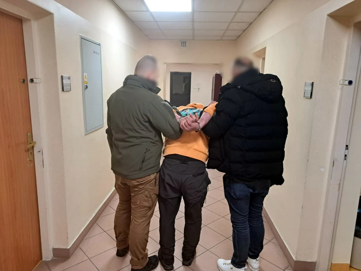 Prokuratura skieruje dziś do sądu wniosek o tymczasowe aresztowanie 43-latka, który jest podejrzany o to, że w piątek na warszawskiej Woli śmiertelnie potrącił na przejściu dla pieszych 14-latka. Wiadomo, że mężczyzna ma przeszłość kryminalną. Był karany za posiadanie środków odurzających i za pomoc cudzoziemcom w nielegalnym przekraczaniu granicy.