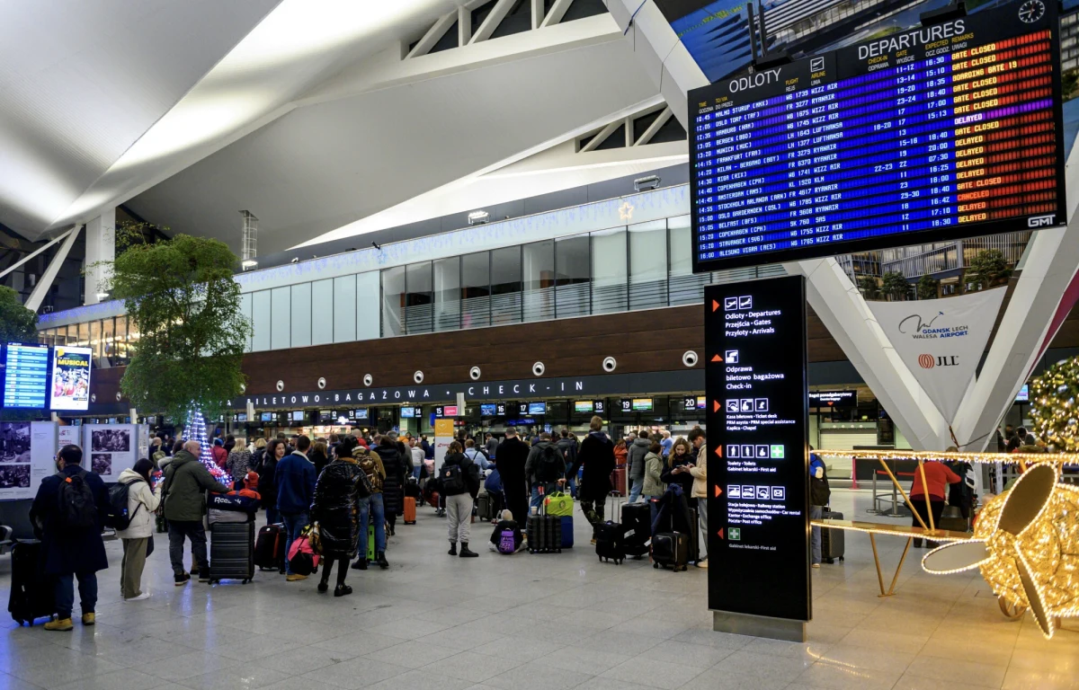 Opóźnienia na lotnisku w Gdańsku spowodowane atakiem zimy. Samoloty są spóźnione co najmniej o kilkadziesiąt minut.