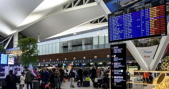 Opóźnienia na lotnisku w Gdańsku spowodowane atakiem zimy. Samoloty są spóźnione co najmniej o kilkadziesiąt minut.