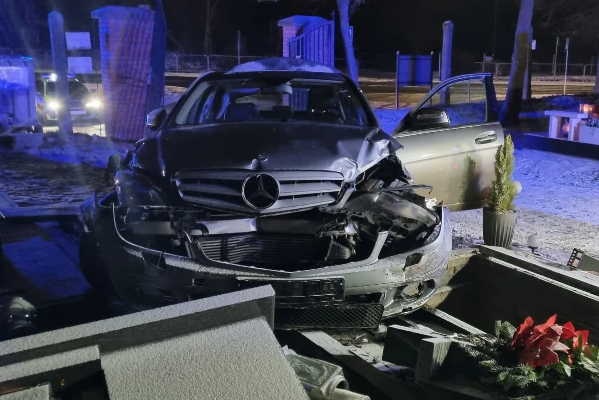 Samochód osobowy staranował bramę i wjechał na cmentarz przy ul. Bema w Nowym Dworze Mazowieckim, niszcząc nagrobki. Do niecodziennego zdarzenia doszło w nocy z niedzieli na poniedziałek. Kierowca porzucił auto i zniknął, w poniedziałek po południu zgłosił się na policję. Dziś zostanie przesłuchany.