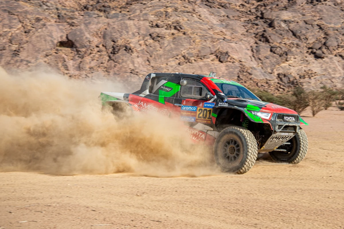 Saudyjczyk Yazeed Al-Rajhi jadący toyotą z teamu Overdrive Racing wygrał dwudniowy 2. etap Rajdu Dakar - chrono 48 godzin. "To był najtrudniejszy odcinek w moim życiu" - ocenił Szymon Gospodarczyk, doświadczony pilot litewskiego kierowcy Benediktasa Vanagasa.