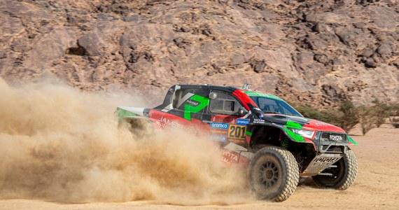 Saudyjczyk Yazeed Al-Rajhi jadący toyotą z teamu Overdrive Racing wygrał dwudniowy 2. etap Rajdu Dakar - chrono 48 godzin. "To był najtrudniejszy odcinek w moim życiu" - ocenił Szymon Gospodarczyk, doświadczony pilot litewskiego kierowcy Benediktasa Vanagasa.