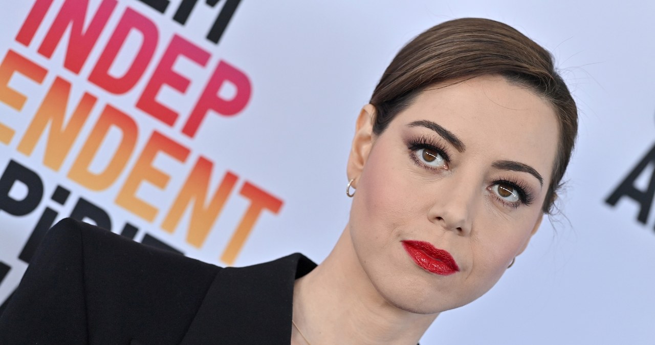 Aubrey Plaza przeżywa osobistą tragedię po stracie męża, Jeffa Baeny, który zmarł zaledwie kilka dni temu. Aktorka zrezygnowała z uczestnictwa w ceremonii rozdania Złotych Globów, na której miała zaprezentować zwycięzcę jednej z kategorii. Ciepłe słowa w jej stronę ze sceny wygłosił Brady Corbet.