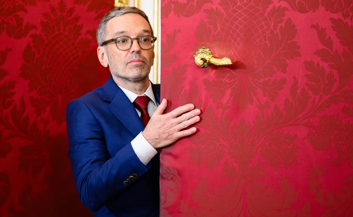 Prezydent Austrii Alexander Van der Bellen powierzył misję utworzenia nowego rządu Herbertowi Kicklowi, liderowi prorosyjskiej Wolnościowej Partii Austrii. Szef państwa argumentował tę decyzję "pojawieniem się nowych okoliczności na austriackiej scenie politycznej".