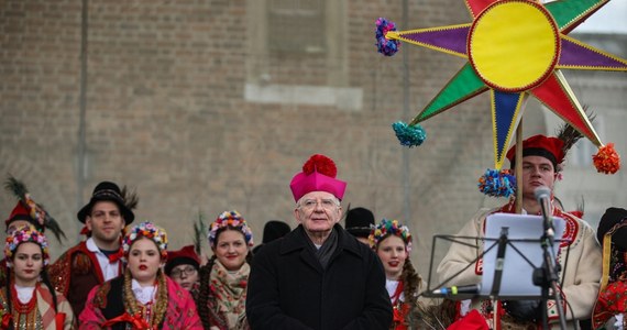 Tłumy wiernych w Krakowie wzięły udział w 15. Orszaku Trzech Króli. Metropolita abp Marek Jędraszewski w wygłoszonej wcześniej na Wawelu homilii, nawiązując do biblijnej opowieści o rozkazie Heroda mordu małych chłopców, ocenił, że dzisiaj niebezpieczeństwem jest m.in. aborcja. Orszaki Trzech Króli przeszły w poniedziałek ulicami 905 miast w kraju i poza granicami Polski.