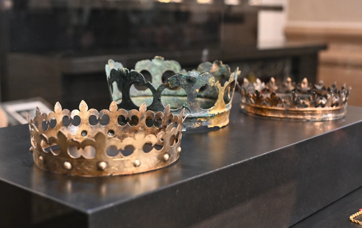 ​W podziemiach katedry wileńskiej odkryto tajną skrytkę z insygniami grobowymi władców Litwy i Polski: króla Polski i wielkiego księcia litewskiego Aleksandra Jagiellończyka, pierwszej żony Zygmunta Augusta Elżbiety Habsburżanki i jego drugiej żony Barbary Radziwiłłówny.