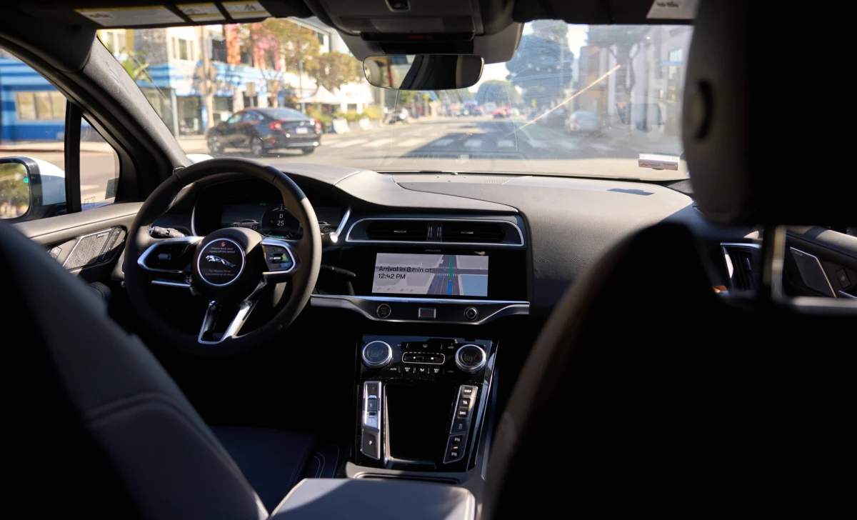 Technologia poszła niezwykle do przodu, ale wciąż bywa zawodna. Przekonał się o tym pewien Amerykanin, który skorzystał z autonomicznej taksówki firmy Waymo. Chciał dotrzeć na lotnisko, ale pojazd zaczął jeździć w kółko po parkingu i przez jakiś czas nie dało się go zatrzymać.