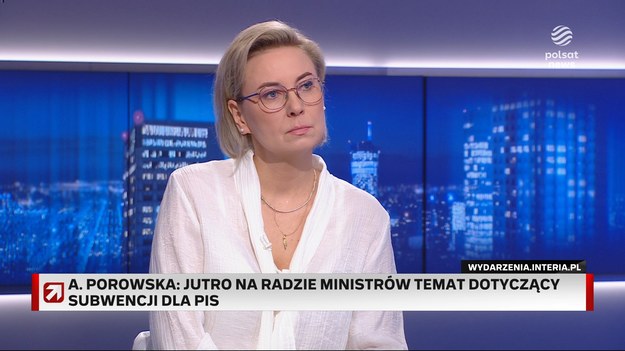 Adriana Porowska odniosła się w poniedziałkowym "Gościu Wydarzeń" do decyzji, jaką musi podjąć szef resortu finansów Andrzej Domański. Chodzi o wypłatę pieniędzy dla PiS. - Współczuję nam wszystkim tego położenia, bo instytucje państwa, które odpowiadają za podejmowanie decyzji, skapitulowały - stwierdziła minister z Polski 2050, mając na myśli niedawny ruch PKW. Jak dodała, przewodniczący Komisji "powiedział wprost, że teraz będzie to decyzja polityków". - Dość dziwne podejście do instrumentów oraz narzędzi państwa i tych, które posiada sama PKW – uznała. Porowska, zapytana przez Bogdana Rymanowskiego, czy nieprzychylne wobec PiS rozstrzygnięcie Domańskiego może spowodować protesty uliczne, odparła: - Jeżeli ta decyzja zostanie podjęta tak, że druga część społeczeństwa uzna, że przekazaliśmy pieniądze chociaż wszyscy doskonale wiemy, że PiS łamało przepisy prawa (...) to też możemy się spodziewać protestów. Porowska usłyszała też pytanie, kto byłby lepszym prezydentem Polski: Rafał Trzaskowski czy Szymon Hołownia. Postawiła na lidera swojego ugrupowania, czyli obecnego marszałka Sejmu. - Szymon Hołownia i tego życzę obywatelom, bo monopol jednej partii nie jest dobrym rozwiązaniem dla nas wszystkich - podkreśliła, nadmieniając, iż lider Polski 2050 ma umiejętność "łączenia Polaków ponad podziałami". Odnosząc się do sondaży - według, których Hołownia nie przeszedłby do drugiej tury wyborów - uznała, że nie należy się do nich za bardzo przywiązywać. Wspomniała również, że hasło programu społecznego kandydata na prezydenta brzmi: "Blisko ludzi", a jednym z jego postulatów na pewno będzie przywrócenie praworządności w kraju. Bogdan Rymanowski dopytywał minister, czy uważa, że nastroje społeczeństwa mogą wpływać na wynik tegorocznych wyborów prezydenckich. Odniósł się przy tym do wyników raportu o ubóstwie w Polsce z 2023 roku. - Każdy polityk rozsądnie myślący powinien sobie zdawać sprawę, że to, jak żyje się ludziom będzie naszym rozliczeniem - odpowiedziała. Następni