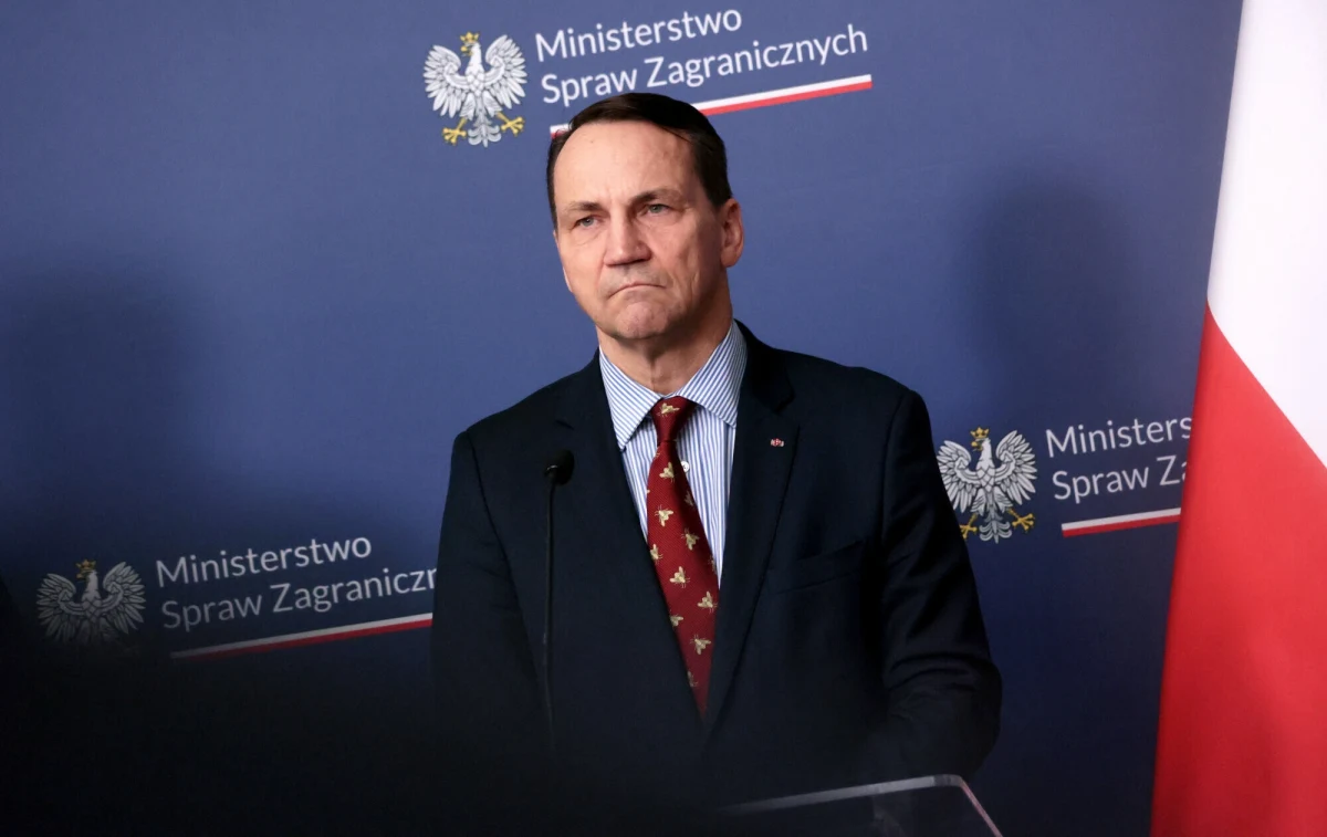 ​"W momencie, gdy Polska przejmuje prezydencję w Radzie Unii Europejskiej, Europa zdaje się tracić impet, innowacyjność i przewagę konkurencyjną" - powiedział w Paryżu Radosław Sikorski, który był gościem honorowym Narady Ambasadorów Francji. Szef polskiej dyplomacji po raz kolejny podkreślił, że Europa powinna więcej inwestować w obronność w obliczu "jednego z najpoważniejszych zagrożeń bezpieczeństwa", jakim jest Rosja Władimira Putina.