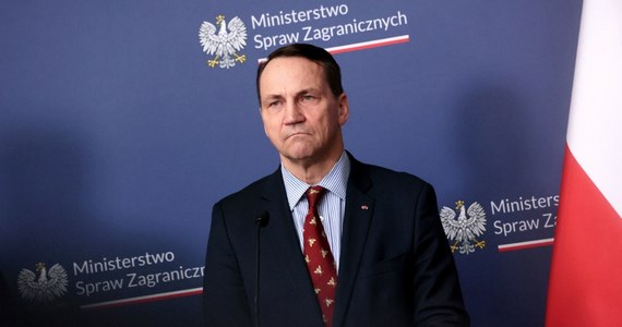 ​"W momencie, gdy Polska przejmuje prezydencję w Radzie Unii Europejskiej, Europa zdaje się tracić impet, innowacyjność i przewagę konkurencyjną" - powiedział w Paryżu Radosław Sikorski, który był gościem honorowym Narady Ambasadorów Francji. Szef polskiej dyplomacji po raz kolejny podkreślił, że Europa powinna więcej inwestować w obronność w obliczu "jednego z najpoważniejszych zagrożeń bezpieczeństwa", jakim jest Rosja Władimira Putina.