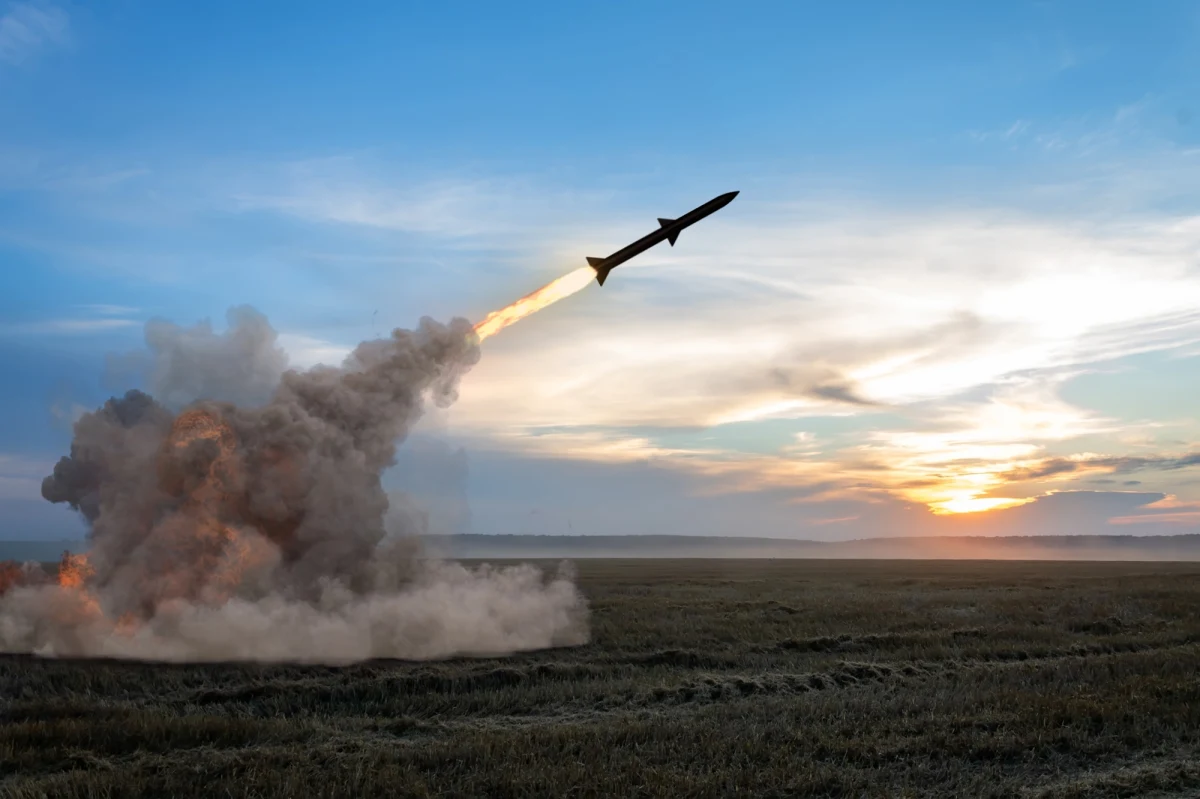 Północnokoreańskie media państwowe poinformowały we wtorek, że poprzedniego dnia przeprowadzono udany test nowej rakiety balistycznej pośredniego zasięgu (IRBM) z hipersoniczną głowicą bojową. Według przywódcy Kim Dzong Una broń jest w stanie "skutecznie" odstraszać rywali w regionie Pacyfiku.