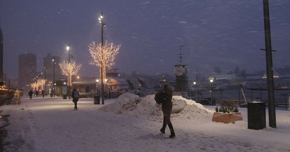 Norwegia przygotowuje się na atak zimy. W najbliższych godzinach ma spaść ponad pół metra śniegu. Odwoływane są połączenia autobusowe, a szkoły przechodzą na naukę zdalną. Najtrudniejsza sytuacja będzie na południu.