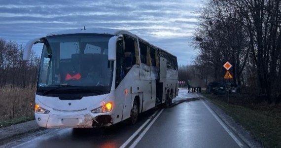 Wypadek autokaru w miejscowości Krupe koło Krasnegostawu na Lubelszczyźnie. Pojazd, przewożący kilkunastu pasażerów, wpadł do rowu i uderzył w samochód osobowy. Pięć osób trafiło do szpitala.