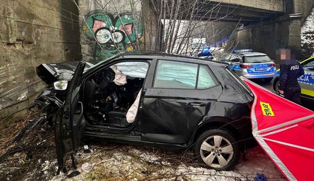 Śmierć na miejscu poniósł 32-latek, który w Jaworznie na ulicy Bukowskiej stracił panowanie nad samochodem i z impetem uderzył w wiadukt. Do tragedii doszło we wtorek rano na Śląsku. 