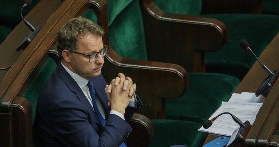 Mija miesiąc od czasu, kiedy były wiceminister Marcin Romanowski wyjechał z Polski i blisko trzy tygodnie od informacji, że uzyskał azyl polityczny na Węgrzech. Ścigany listem gończym poseł pięć dni temu ogłosił też, że zrzeka się uposażenia poselskiego, zapowiadając jednocześnie, że zamierza sprawować mandat poselski nie w Biłgoraju, gdzie ma biuro, ale w Budapeszcie, gdzie przebywa. Pismo o zrzeczeniu się poborów do Sejmu jednak wciąż nie dotarło.