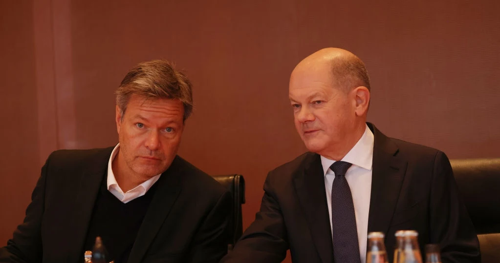 Robert Habeck (L) oraz kanclerz Olaf Scholz (P)