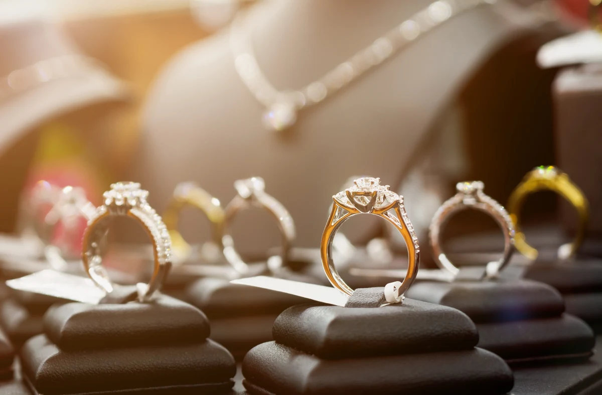 Międzynarodowa grupa przestępcza mająca doświadczenie w podobnych kradzieżach może stać za zuchwałym napadem na salon jubilerski w galerii handlowej na warszawskim Mokotowie. Jak dowiedział się reporter RMF FM, to jedna z hipotez przyjętych przez śledczych badających okoliczności zdarzenia sprzed ponad tygodnia.