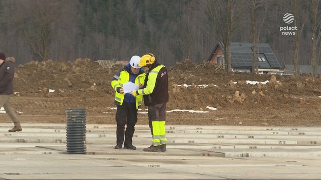 Mijają kolejne tygodnie i miesiące, a na terenach popowodziowych wciąż wiele jest do zrobienia. Na początek trzeba było odbudować to, co najważniejsze, domy, szpitale i miejsca pracy. Teraz przyszedł czas na obiekty sportowe i turystyczne. Po świątecznej przerwie do pomocy wracają żołnierze. Materiał dla "Wydarzeń" przygotował Adam Malik.