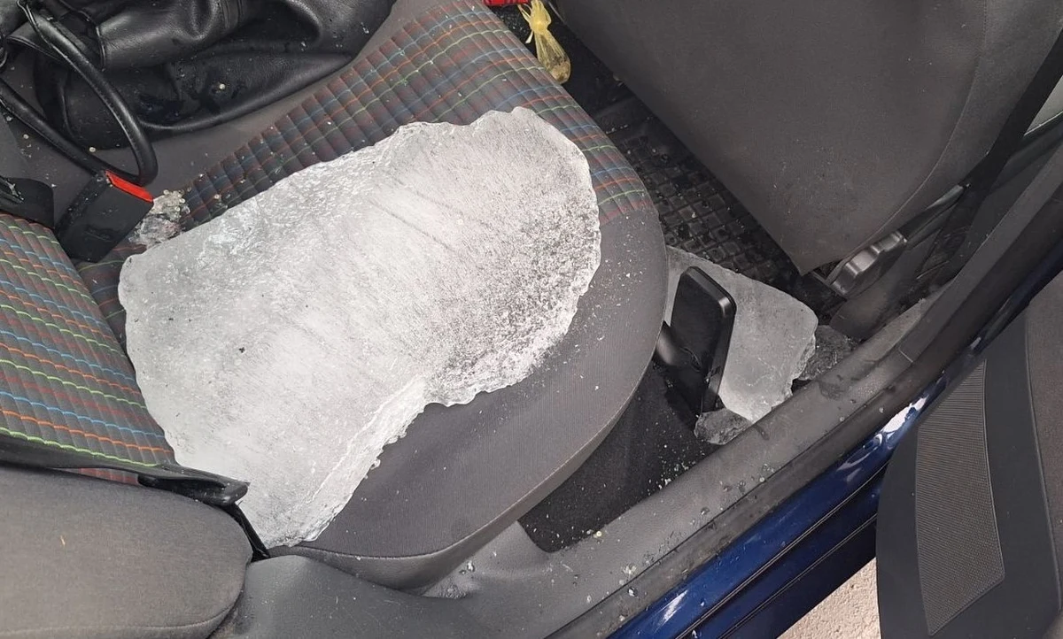 We wtorek w mazowieckiej miejscowości Słup Pierwszy doszło do groźnego wypadku. Z samochodu ciężarowego urwała się bryła lodu, która rozbiła szybę jadącej za nim osobówki. Pasażerka auta doznała poważnych obrażeń i trafiła do szpitala.