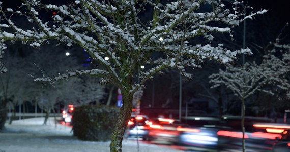 Instytut Meteorologii i Gospodarki Wodnej wydał we wtorek ostrzeżenie pierwszego stopnia przed oblodzeniem na przeważającym obszarze kraju, z wyjątkiem niektórych regionów na zachodzie Polski. Alerty zaczną obowiązywać we wtorek w godzinach wieczornych i potrwają do środowego poranka.