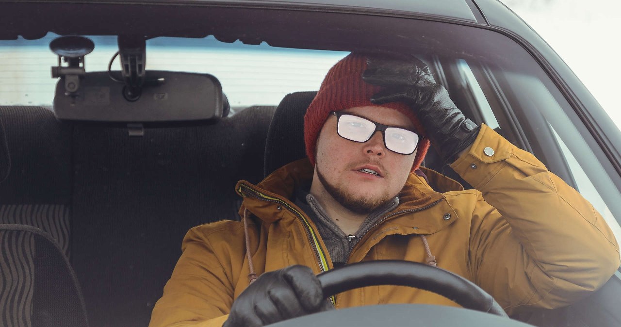 Jedziesz autem? Nie ubieraj takich swetrów, bo „kopnie” cię prąd