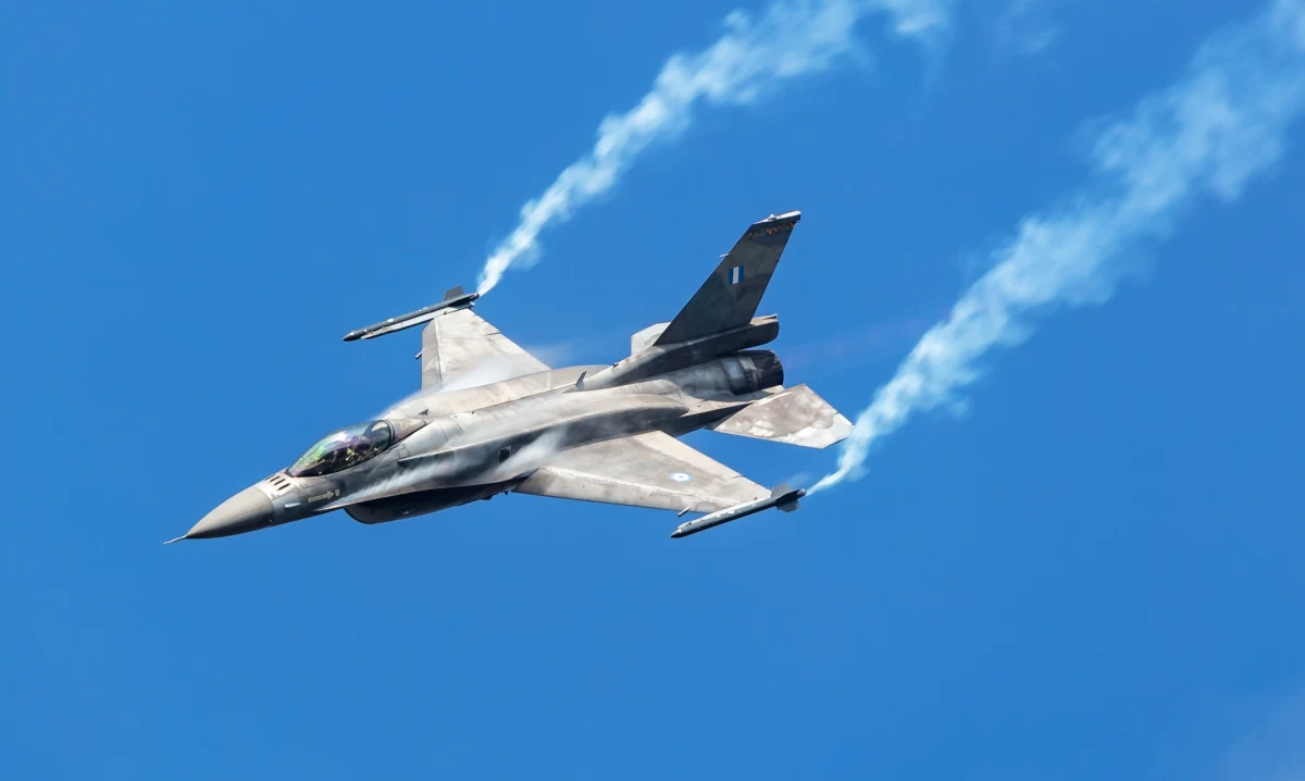 Ukraiński pilot wielozadaniowego myśliwca F-16 podczas misji bojowej zestrzelił sześć rosyjskich pocisków manewrujących - przekazał rzecznik Sił Powietrznych Ukrainy płk Jurij Ihnat. Wojskowy zaznaczył, że to pierwszy przypadek w historii, by amerykańska maszyna strąciła tak wiele rakiet w walce przeciwlotniczej.