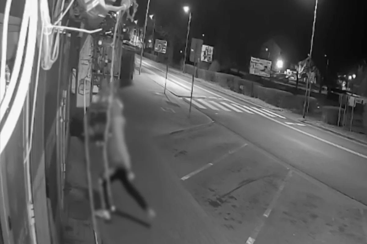 15-latek włamał się do kantoru w Gubinie (woj. lubuskie), z którego ukradł pieniądze i papierosy na łączną kwotę 1400 zł. Kilka godzin później został zatrzymany przez policję. Nastolatek miał przy sobie rzeczy z kradzieży oraz narkotyki.