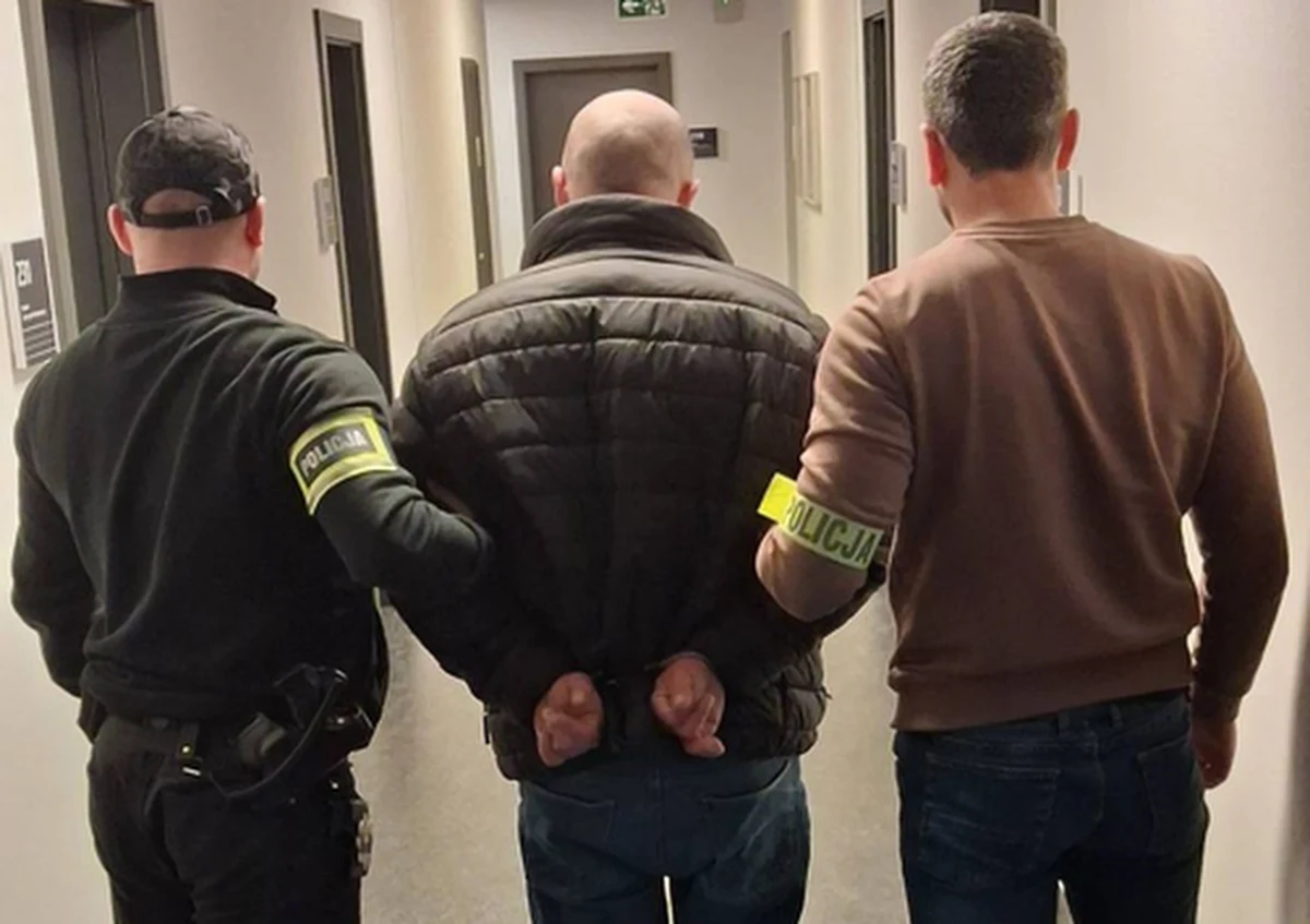 Gdańscy policjanci zatrzymali 40-letniego mężczyznę, podejrzanego o podpalenie samochodu przy jednym z hoteli. Sprawca, który działał w recydywie, przyznał się do winy. Tłumaczył, że zrobił to z powodu problemów osobistych.